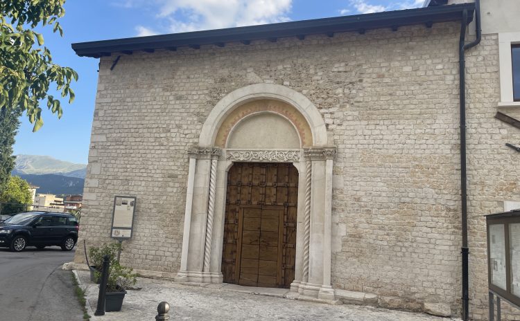 Chiesa di Sant’Antonio Abate a Pile: il portale medievale che racconta l’Aquila prima dell’Aquila