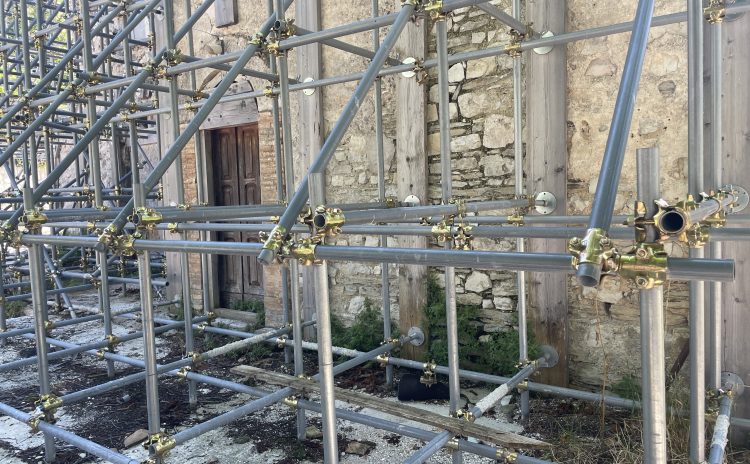La Chiesa dei Santi Vincenzo e Anastasio a Casali di Ussita (MC): un prezioso esempio di architettura romanica nel cuore dei Sibillini